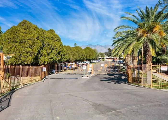Sunset Foothills 2br/1ba Condo; Mins To Uofa,hiking,&food *